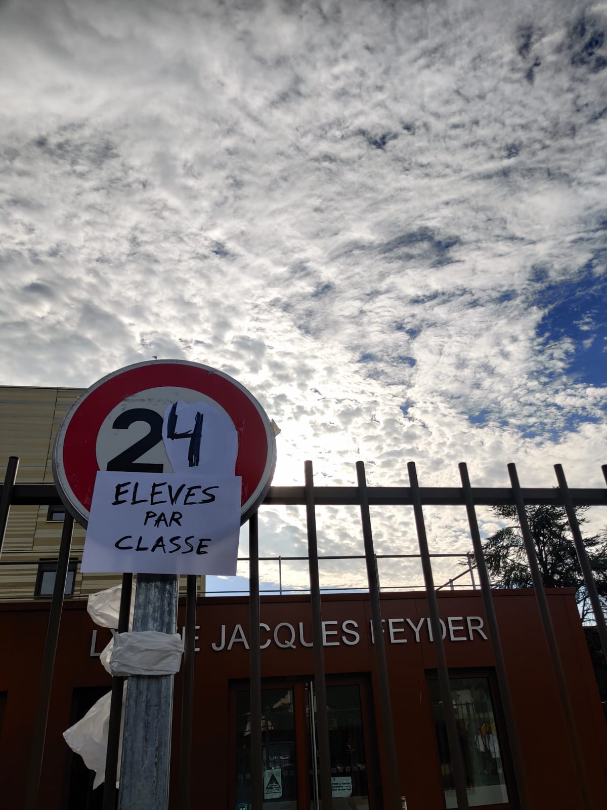 Gréve au Lycée Jacques Feyder, à Epinay-sur-Seine.